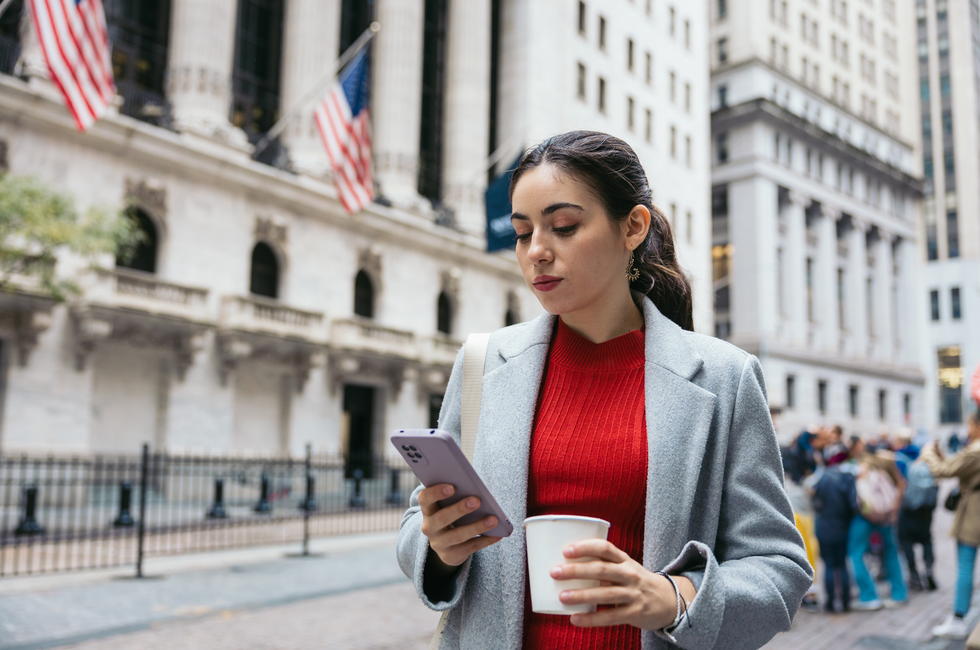 femme lisant les nouvelles sur son smartphone